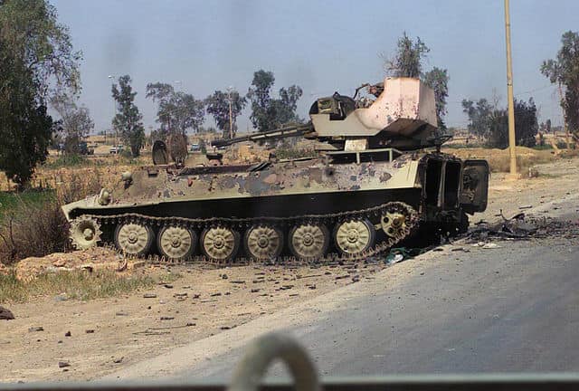Брошенный иракский МТ-ЛБ, на нем установлена ЗУ 23-2 ссамодельным бронированием. На вооружении иракской армиинаходилось большое количество этих машин